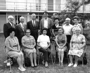 Photo from the 1970s with female and male UNA members gathered for a group photo