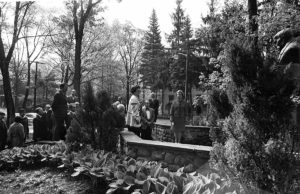 Members gathering around Taras Shevchenko bust at Soyuzivka during the 1975 UNA General Meeting