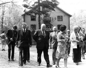 Members walking into the 1975 UNA General Meeting at Soyuzivka