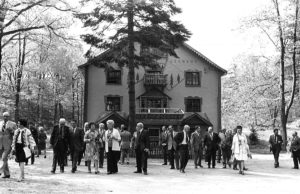 Members coming into the 1975 UNA General Meeting at Soyuzivka