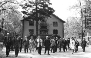Members coming in to the 1975 UNA General Meeting at Soyuzivka