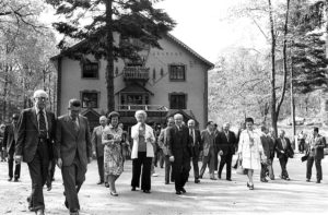 Members walking into the 1975 UNA General Meeting at Soyuzivka